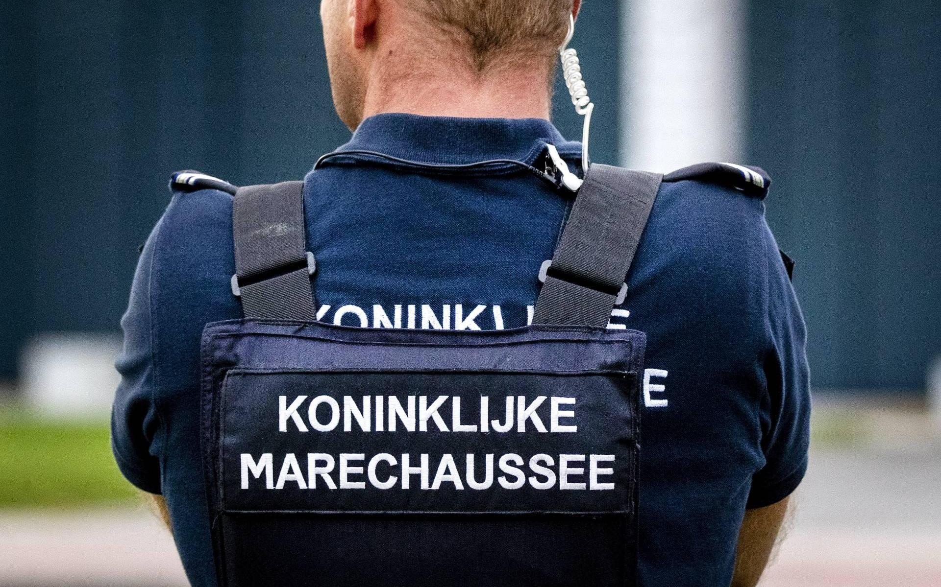 Marechaussee pakt mensensmokkelaars op bij Roswinkel. Ze waren met een Syrische man onderweg naar he