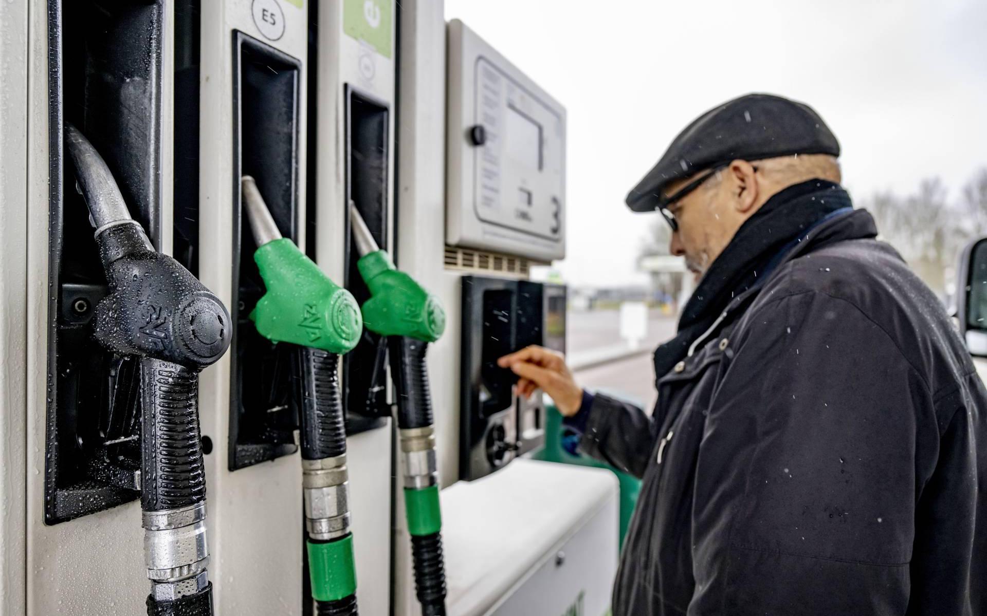 Benzineprijs zakt waarschijnlijk harder dan accijnsverlaging.
