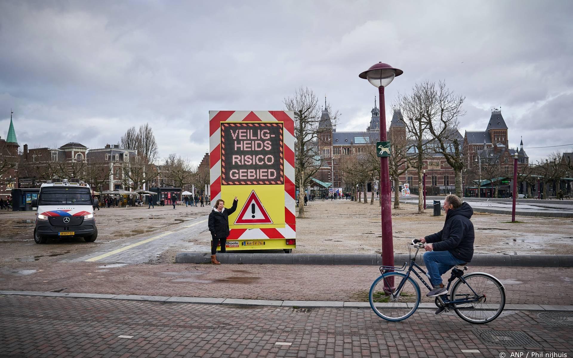 Mobiele Eenheid rukt op richting demonstranten tegen coronamaatregelen op Museumplein in Amsterdam, 