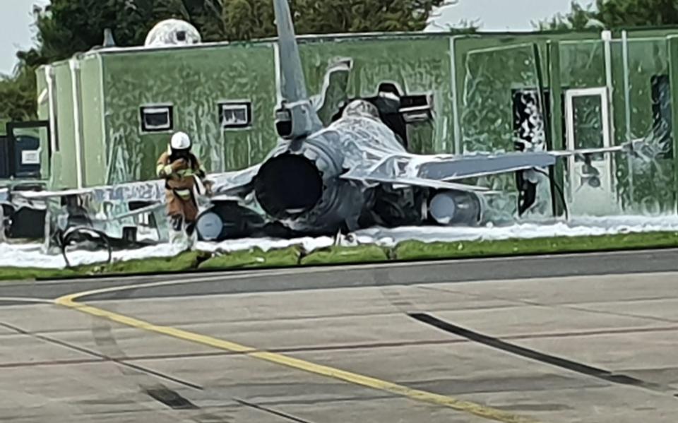 Dit beeld werd aan onze redactie gestuurd. Goed te zien is hoe de F-16 het gebouw heeft geraakt.