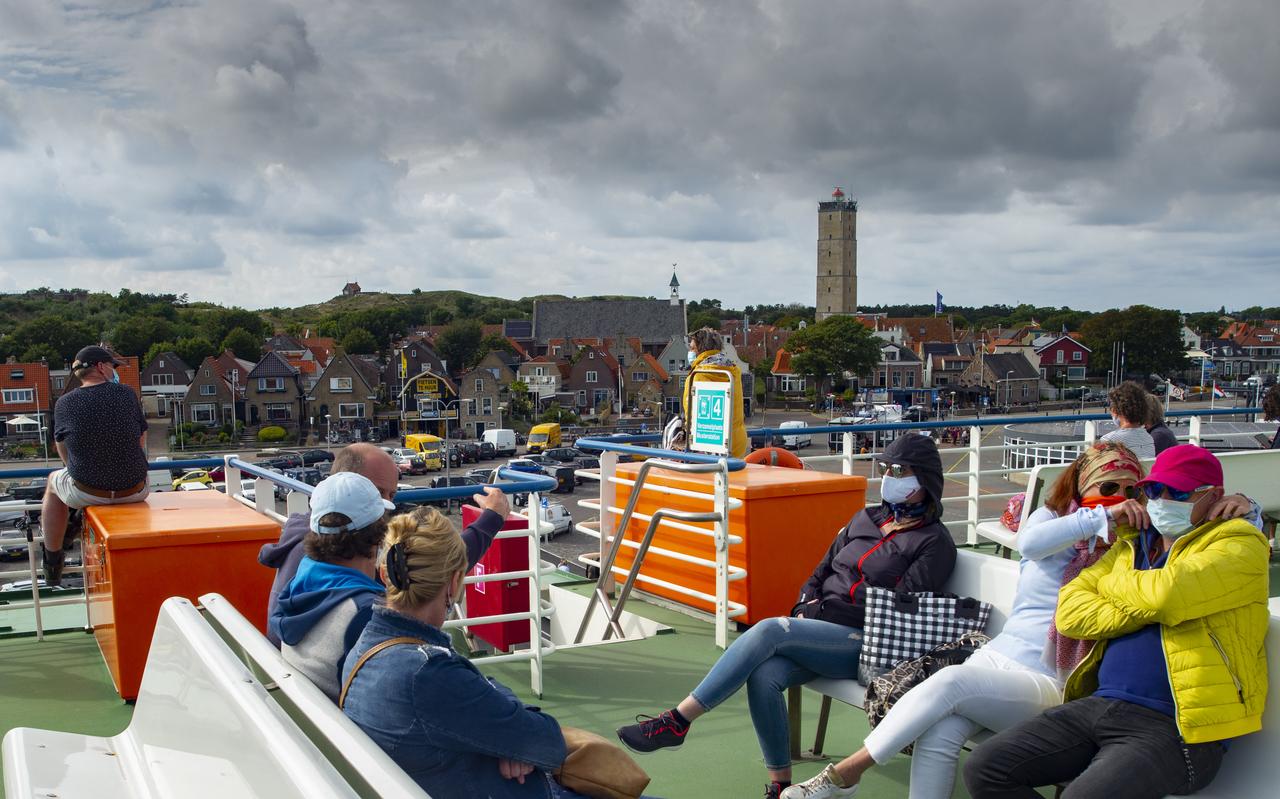 Passagiers aan boord bij Terschelling. Passagiers aan boord bij Terschelling.