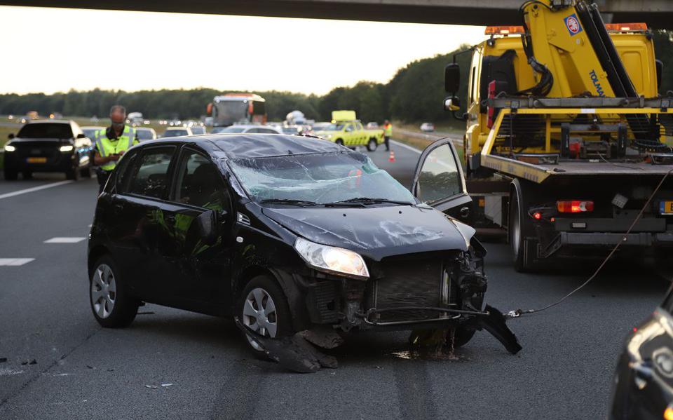 Auto belandt op de kop bij ongeval op A7 bij Drachten, snelweg dicht.