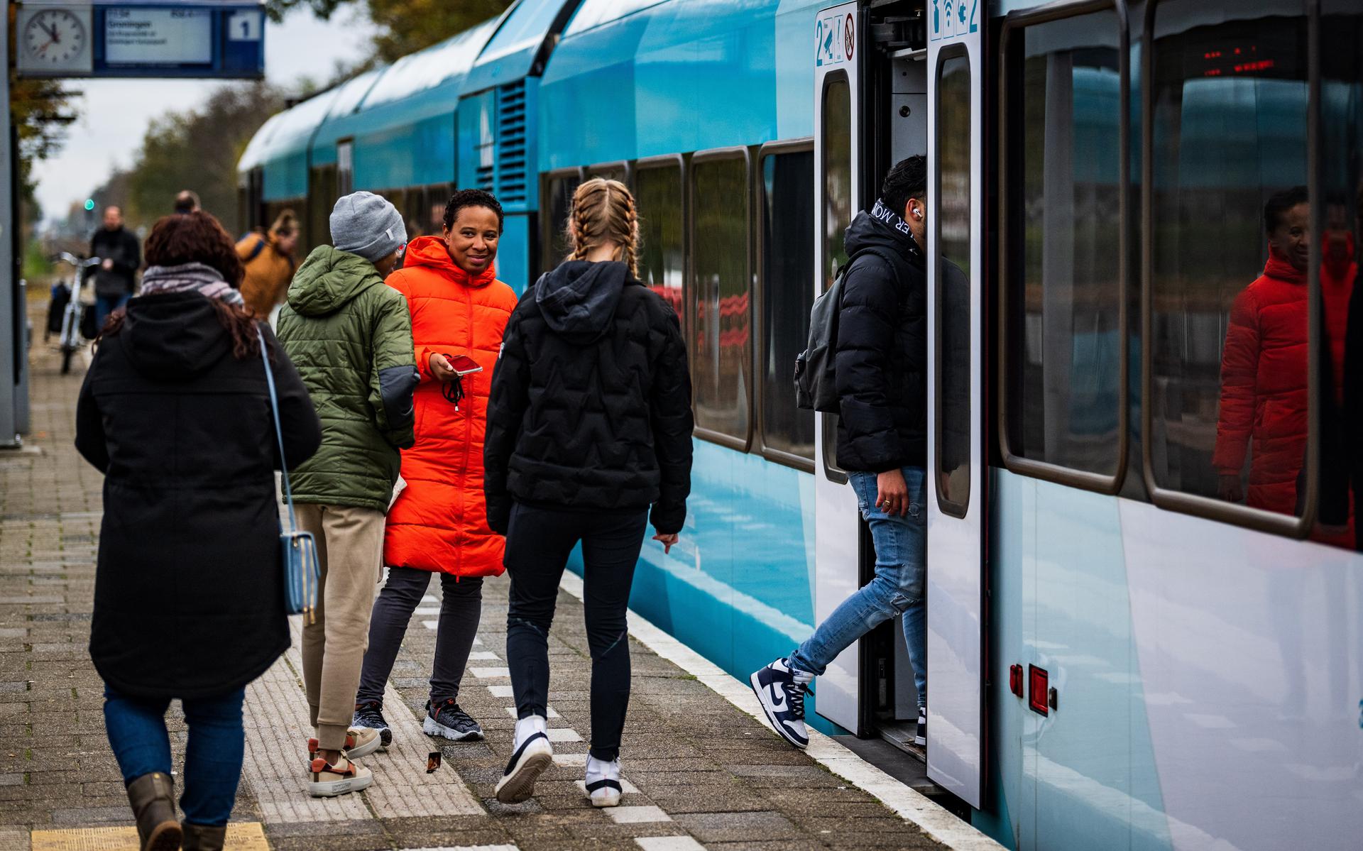 Medewerkers Arriva Komen Tijdens Staking In Treinverkeer Samen Op ...