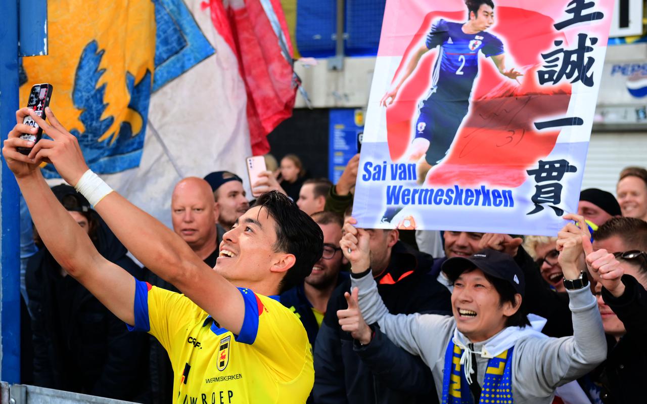 Sai van Wermeskerken maakt een selfie met fans na afloop van de wedstrijd tussen Cambuur en PSV. 