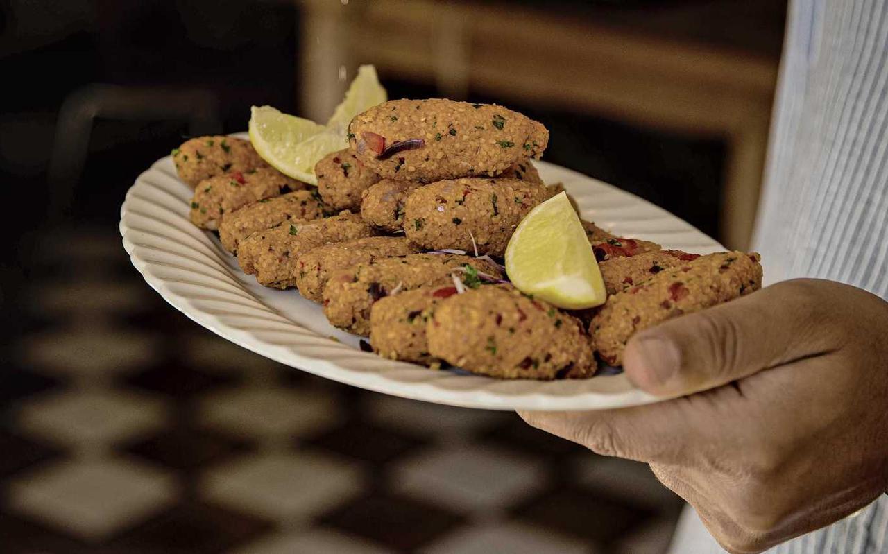 Wij hebben kroketten, de Suryoye hebben balletjes gevuld met burghul en groenten. Wij hebben kroketten, de Suryoye hebben balletjes gevuld met burghul en groenten.