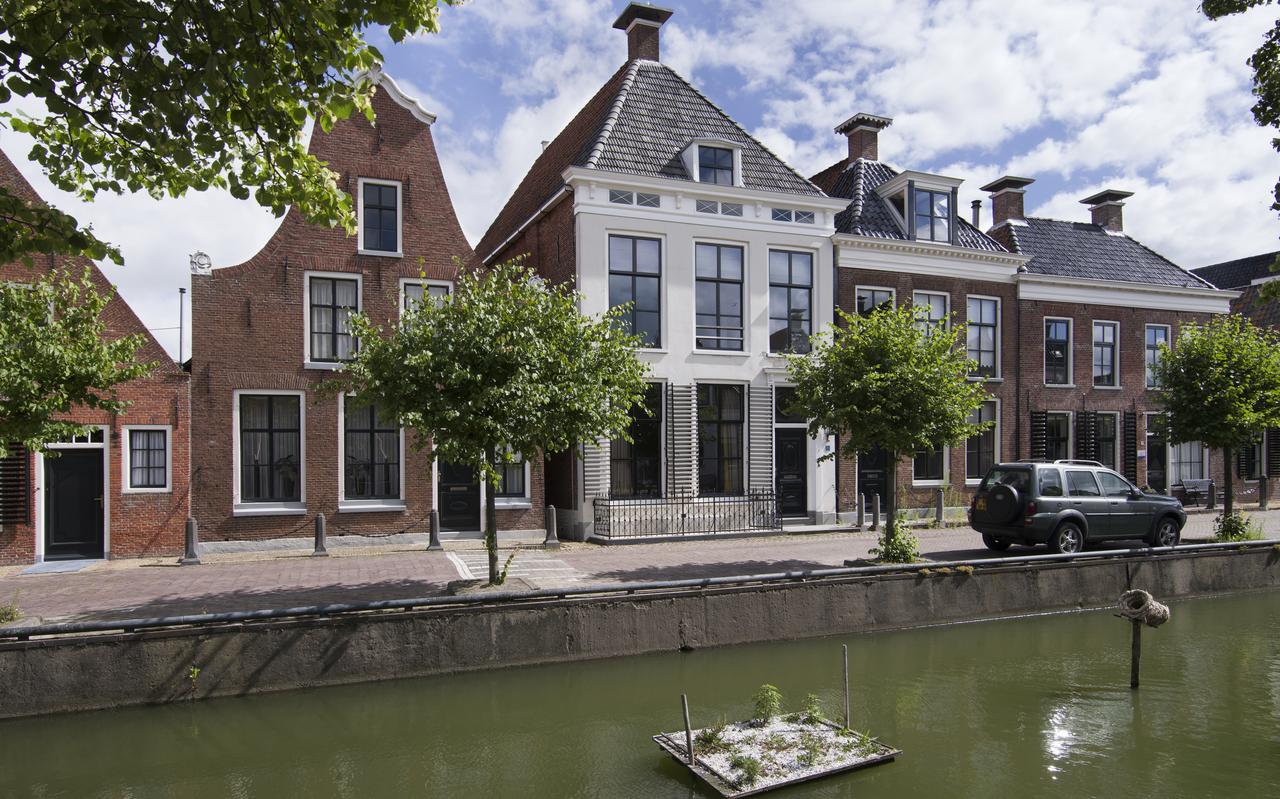 Het statige 17e-eeuwse pand, gebouwd voor tegelbakker Freerk Jansz Tichelaar en ooit de showroom van de beroemde aardewerkfabriek. Het statige 17e-eeuwse pand, gebouwd voor tegelbakker Freerk Jansz Tichelaar en ooit de showroom van de beroemde aardewerkfabriek.