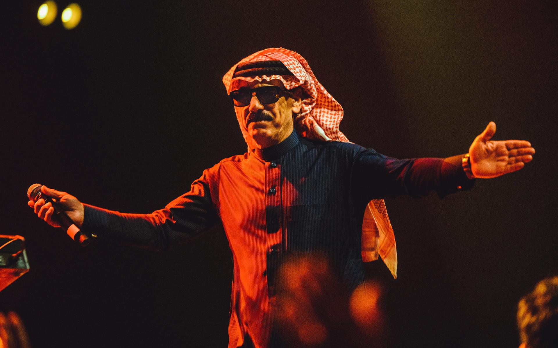 Omar Souleyman verwelkomt fans en selfiejagers met open armen.