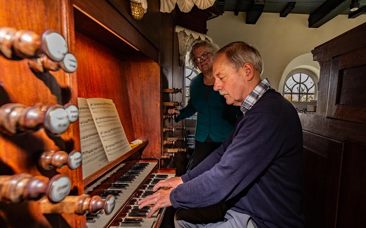 Gastorganisten Jakob en Jannie Rozema uit Haren spelen ieder een half uurtje op het orgel in de Godeharduskerk in Marrum.