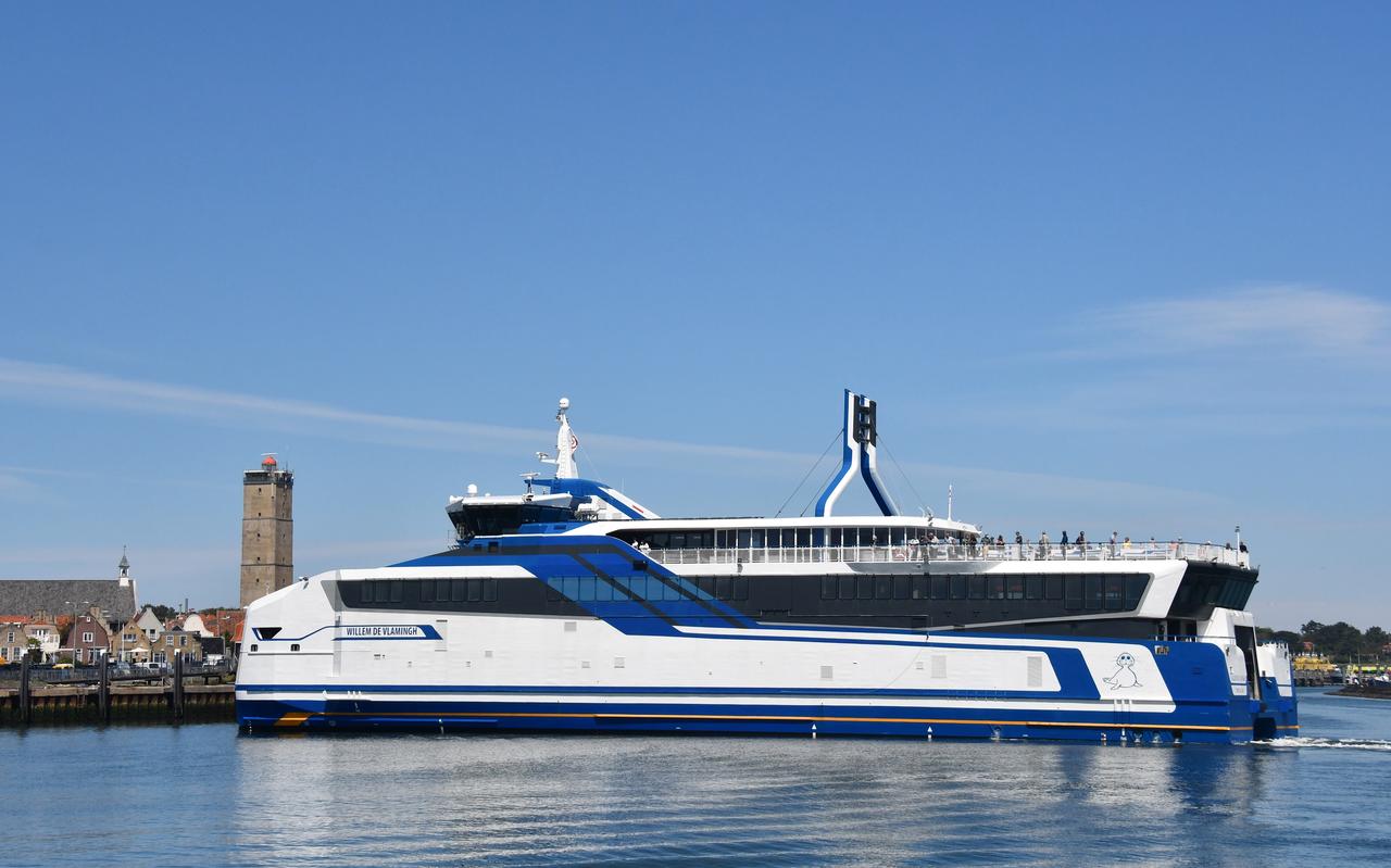 Veerboot Willem de Vlamingh nadert de haven van Terschelling. Deze op LNG-gas varende boot kan volgens Doeksen relatief eenvoudig worden omgebouwd naar elektrisch vervoer. Veerboot Willem de Vlamingh nadert de haven van Terschelling. Deze op LNG-gas varende boot kan volgens Doeksen relatief eenvoudig worden omgebouwd naar elektrisch vervoer.