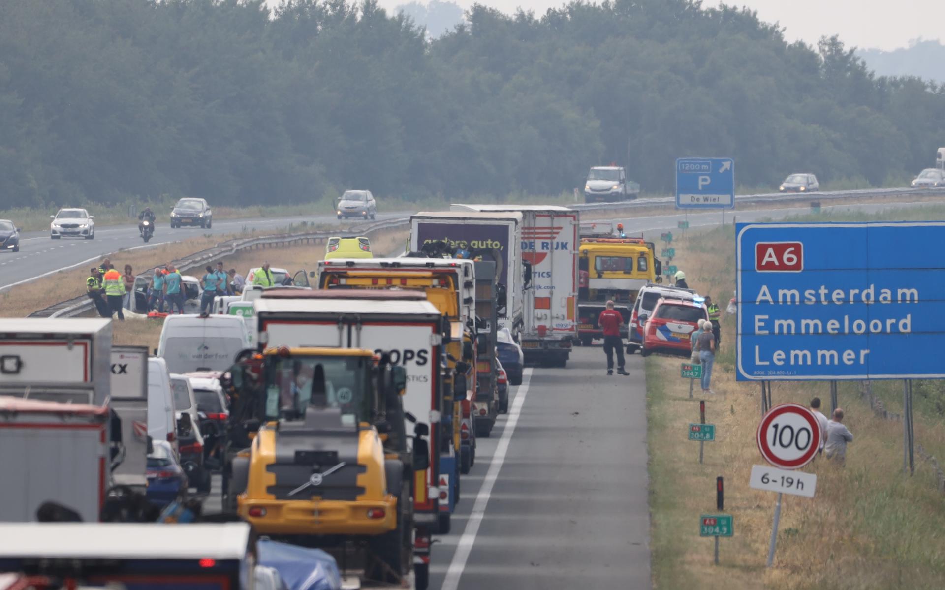 Ongeval met meerdere voertuigen op A6 bij Oldeouwer: snelweg afgesloten in richting van Emmeloord - 