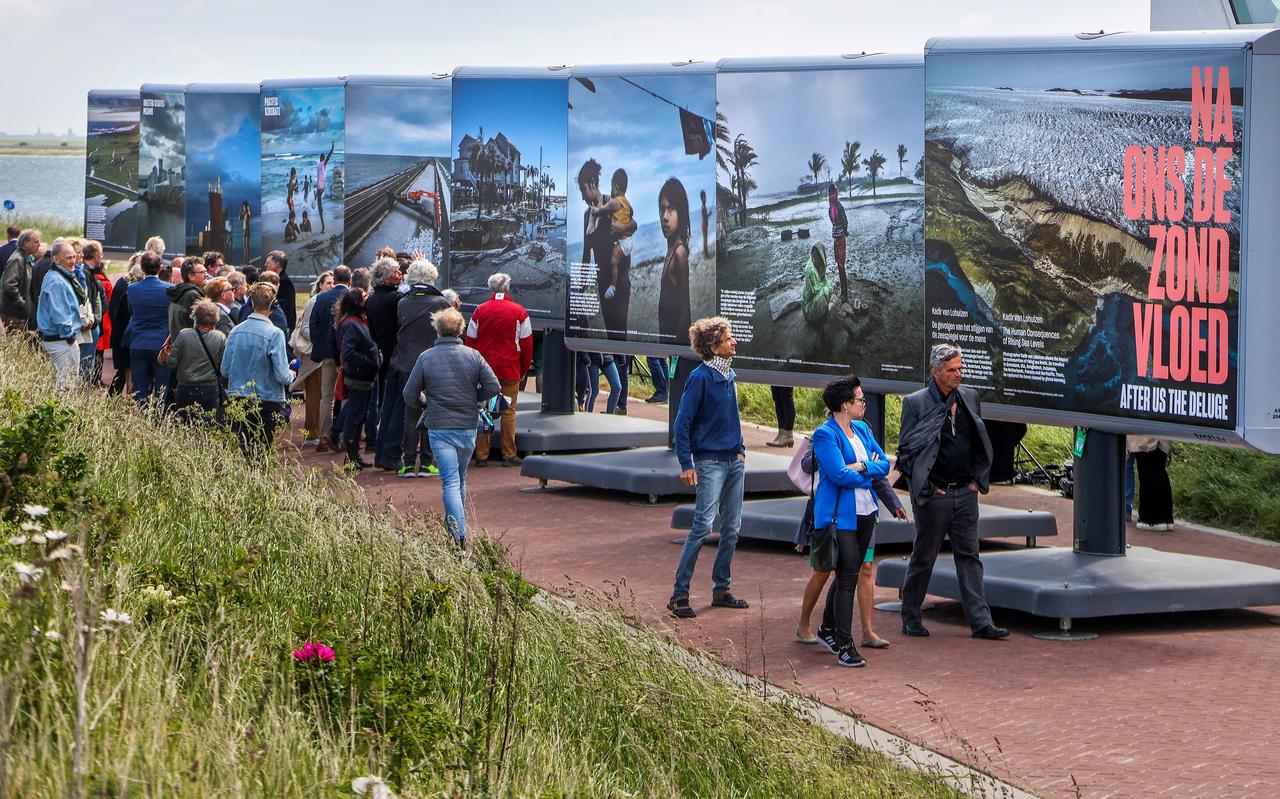 Bij de bijeenkomst over 90 jaar Afsluitdijk werd ook de fototentoonstelling 'Na ons de zonvloed' van fotograaf Kadir van Lohuizen geopend. De foto's geven een beeld van gebieden die bedreigd worden door het stijgende water door de klimaatverandering. 