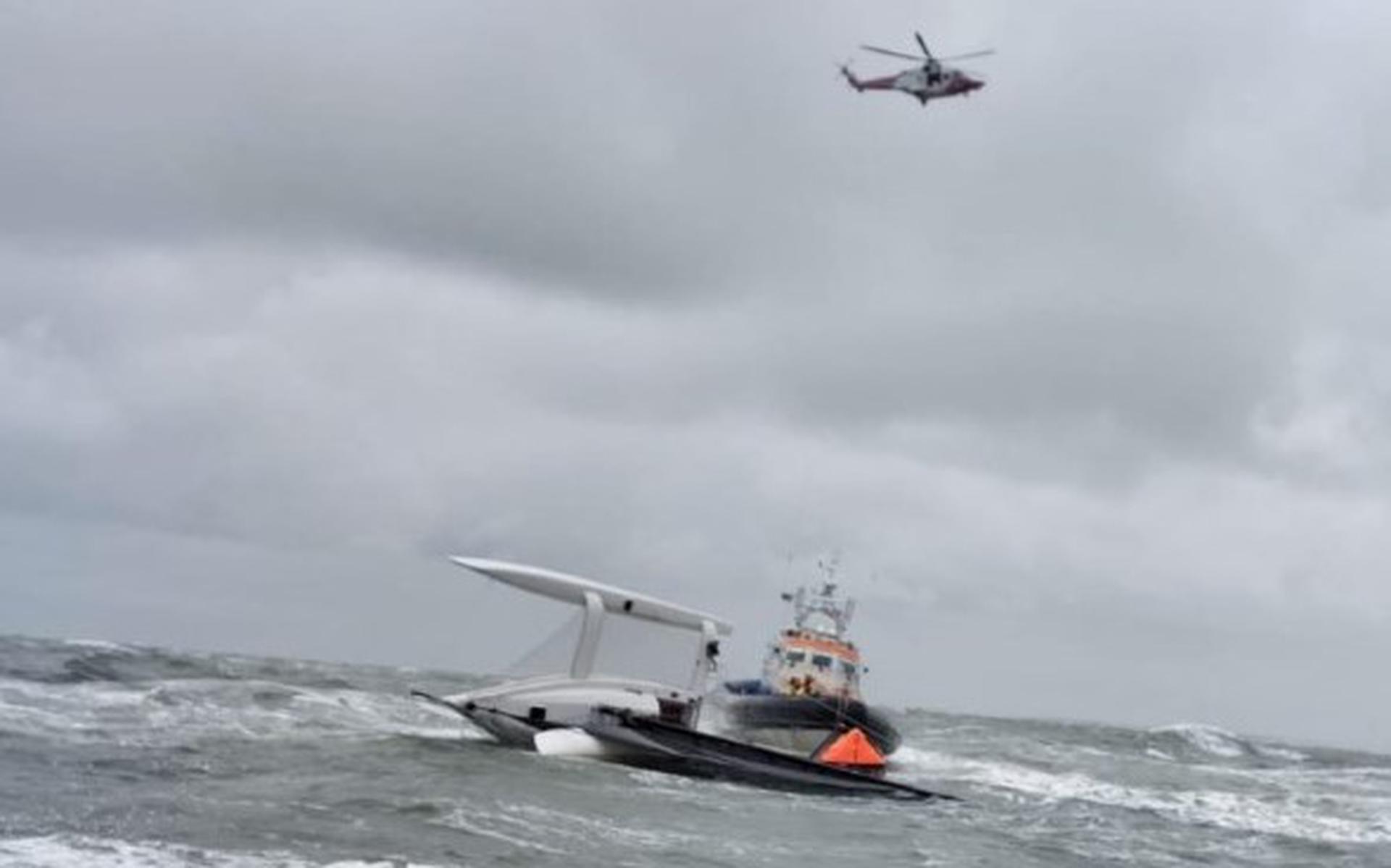 De redders troffen de Eole dinsdagmiddag op de Noordzee omgeslagen aan. Foto: KNRM Terschelling Paal 8
 
