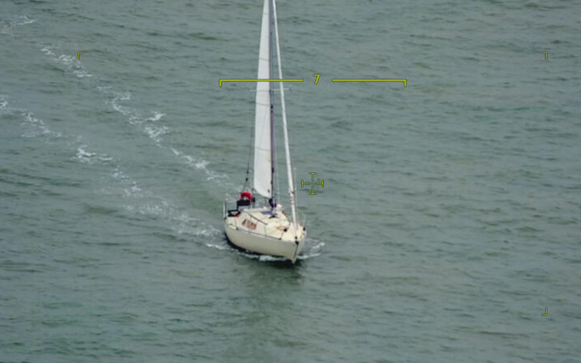 De zeilboot die te dicht bij het boorplatform boven Ameland voer.