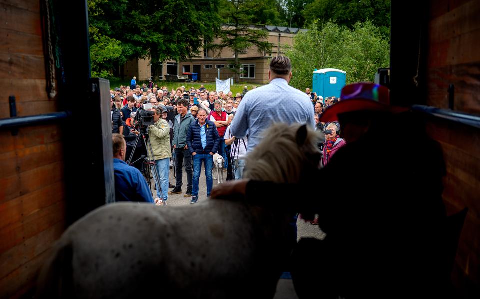 Lammert Tel spreekt demonstranten toe op de protestactie tegen de wolven en voor de pony's. Op de voorgrond Rennie Dik met haar fokmerrie Veerle. 