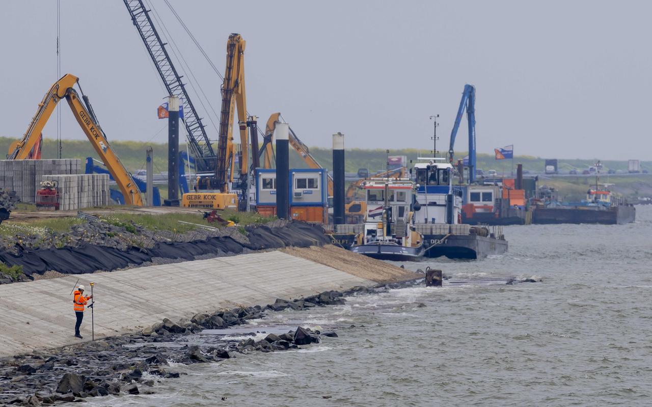 Werkzaamheden aan de IJsselmeerkant van de Afsluitdijk, afgelopen vrijdag. Werkzaamheden aan de IJsselmeerkant van de Afsluitdijk, afgelopen vrijdag.