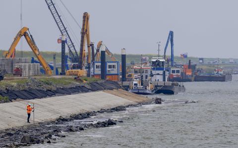 Werkzaamheden aan de IJsselmeerkant van de Afsluitdijk, afgelopen vrijdag. 
