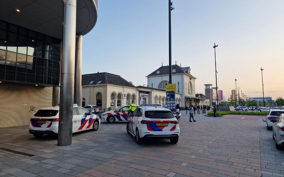 De politie was massaal aanwezig bij het station in Leeuwarden.