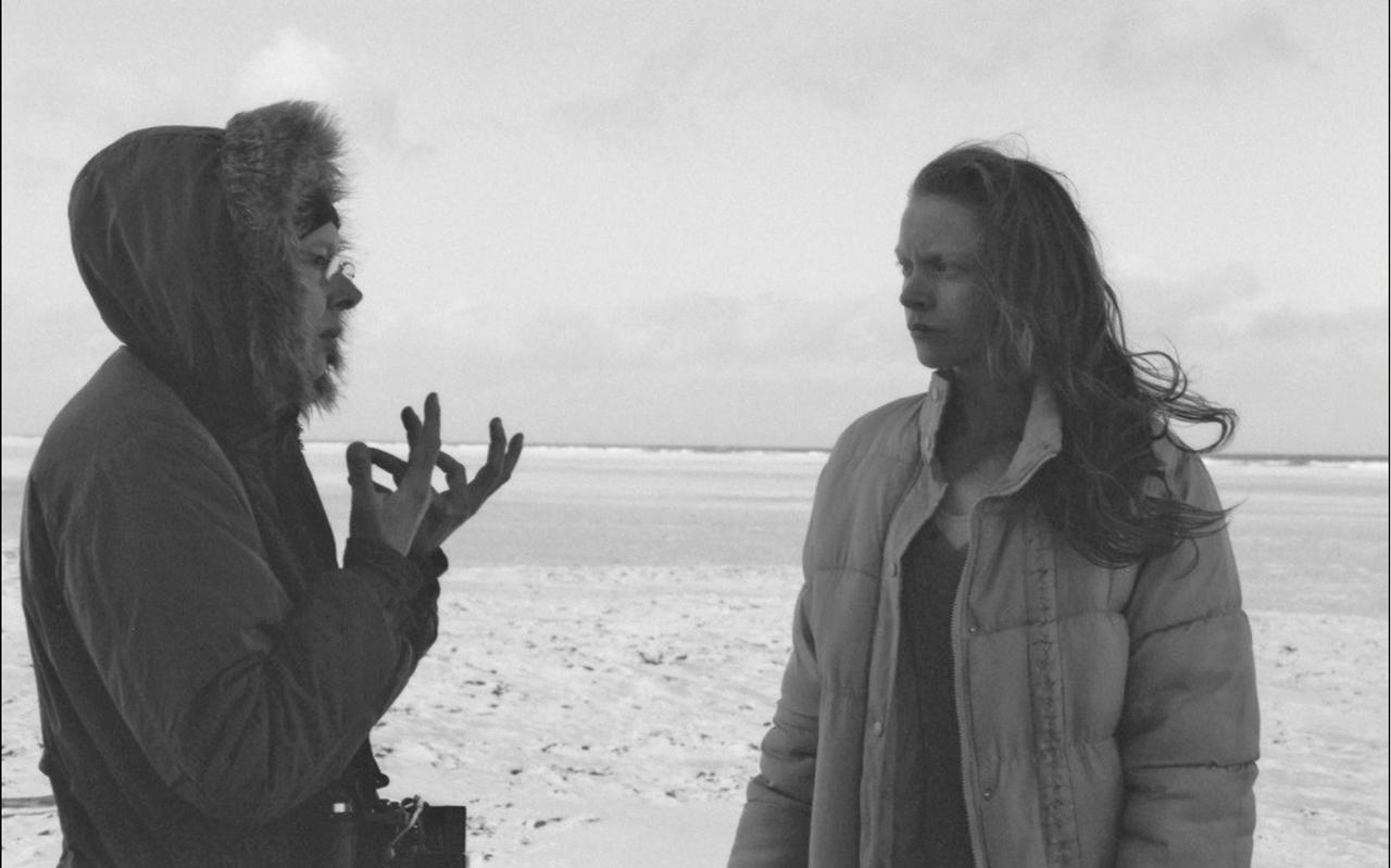 Urszula Antoniak (links) met actrice Anneke Sluiters op de eilander set van 'Splendid isolation'