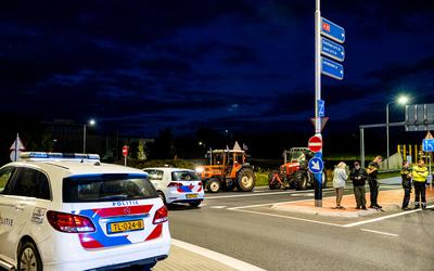 De politie heeft dinsdagavond schoten gelost bij een boerenprotest in Heerenveen.
