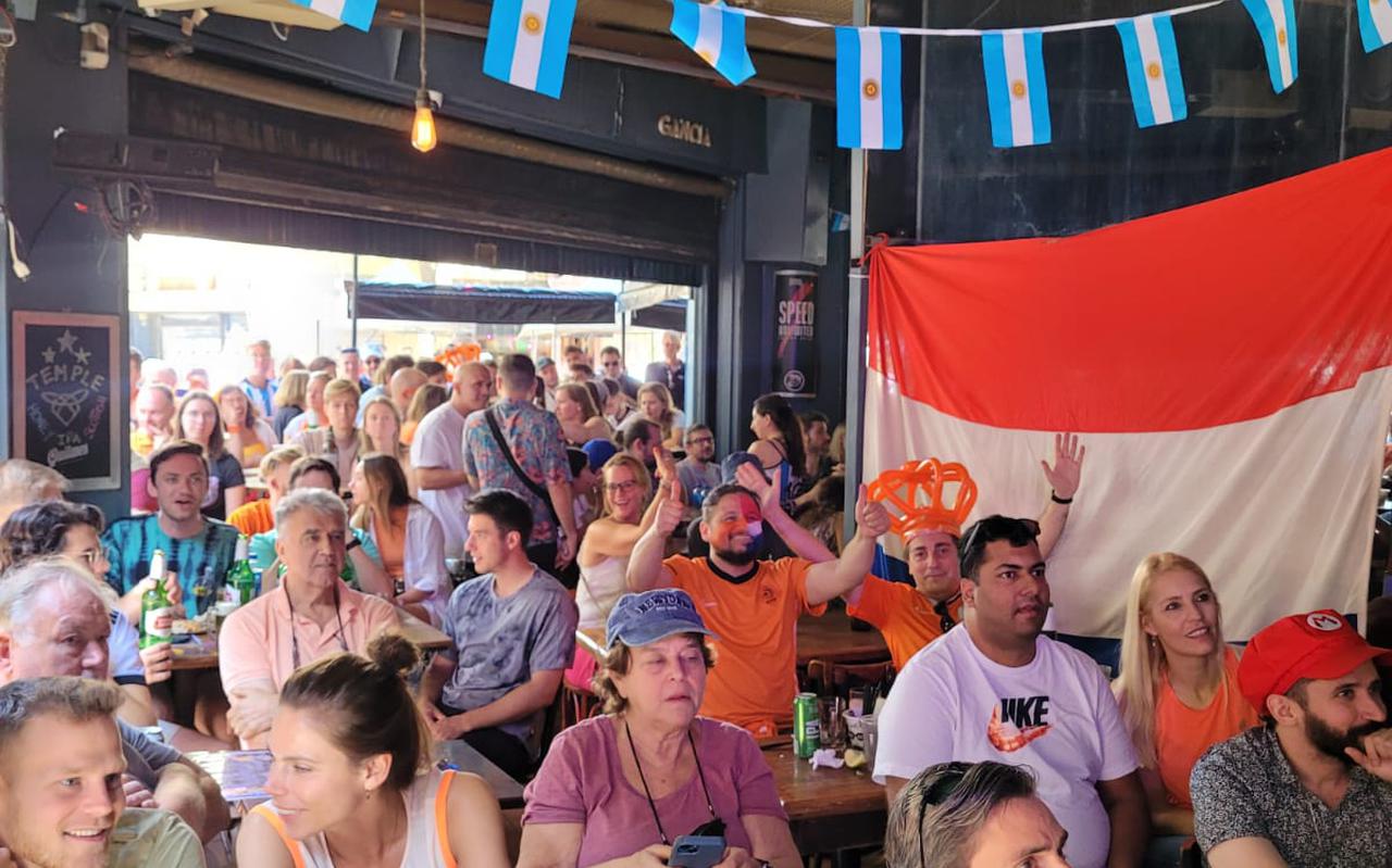 Nederlanders kijken een eerdere wedstrijd van het WK in een kroeg in Buenos Aires. 