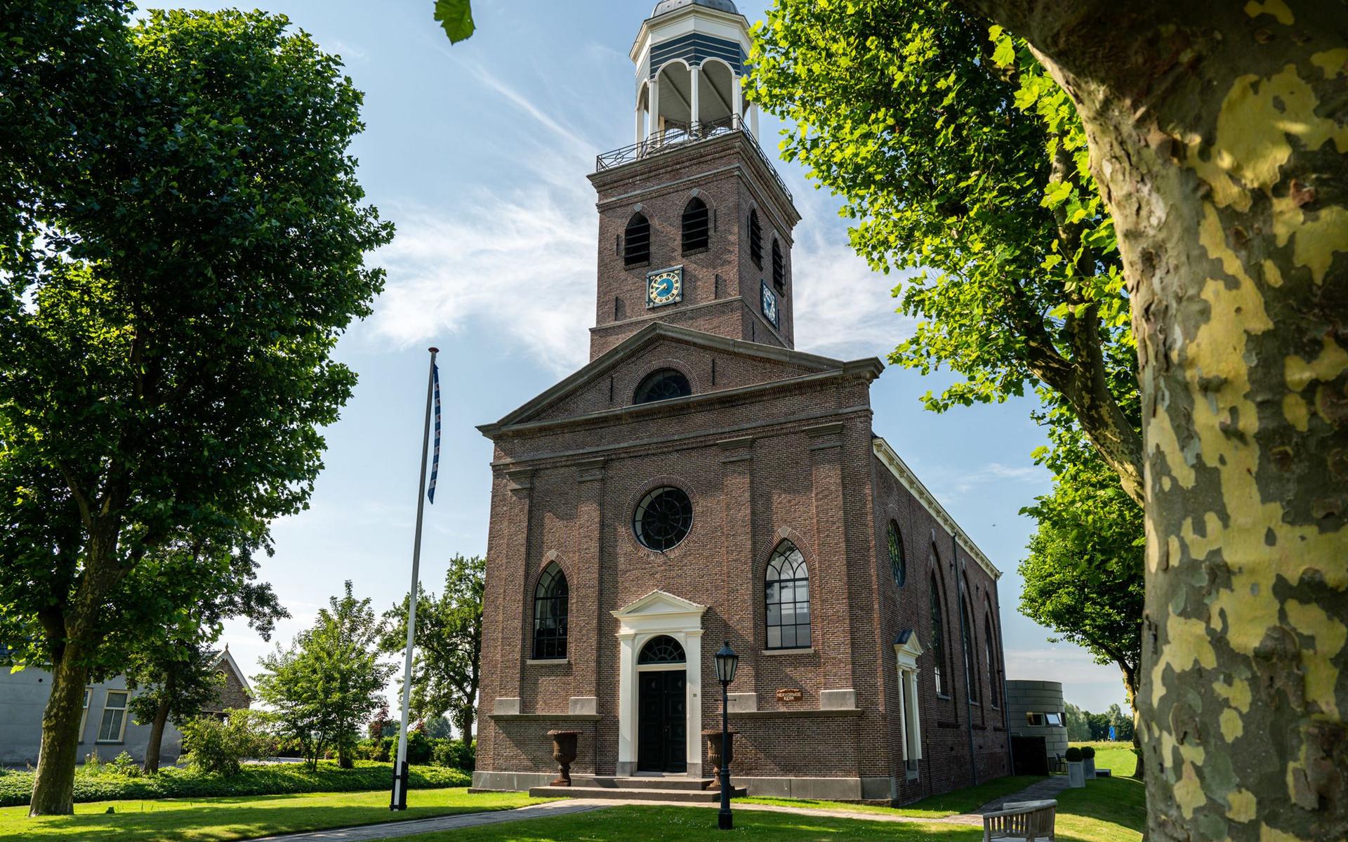 'Superstrakke' kerk met B&B kopen? Het kan in Oosterzee | Gluren bij de buren
