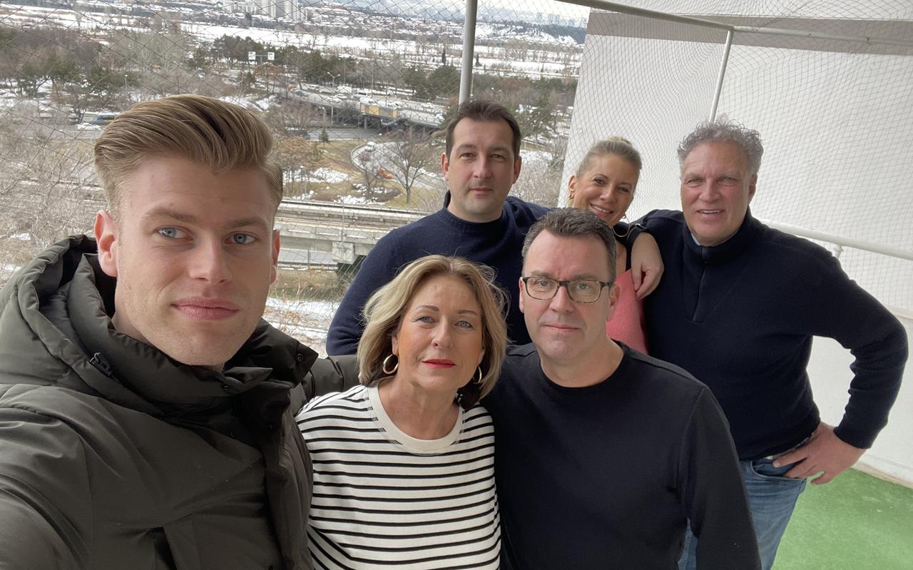 De Sneker volleybalinternational Bennie Tuinstra (links) met ouders, broer, zus en oom, vrijdagmiddag in Ankara. De Sneker volleybalinternational Bennie Tuinstra (links) met ouders, broer, zus en oom, vrijdagmiddag in Ankara.