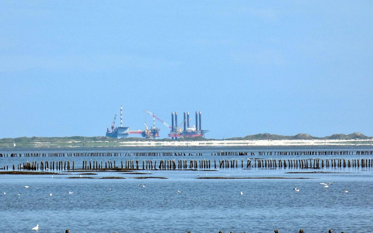 Links het productieplatform Ameland-Westgat, rechts de Seafox 4, gefotografeerd vanaf de zeedijk bij ternaard. Links het productieplatform Ameland-Westgat, rechts de Seafox 4, gefotografeerd vanaf de zeedijk bij ternaard.