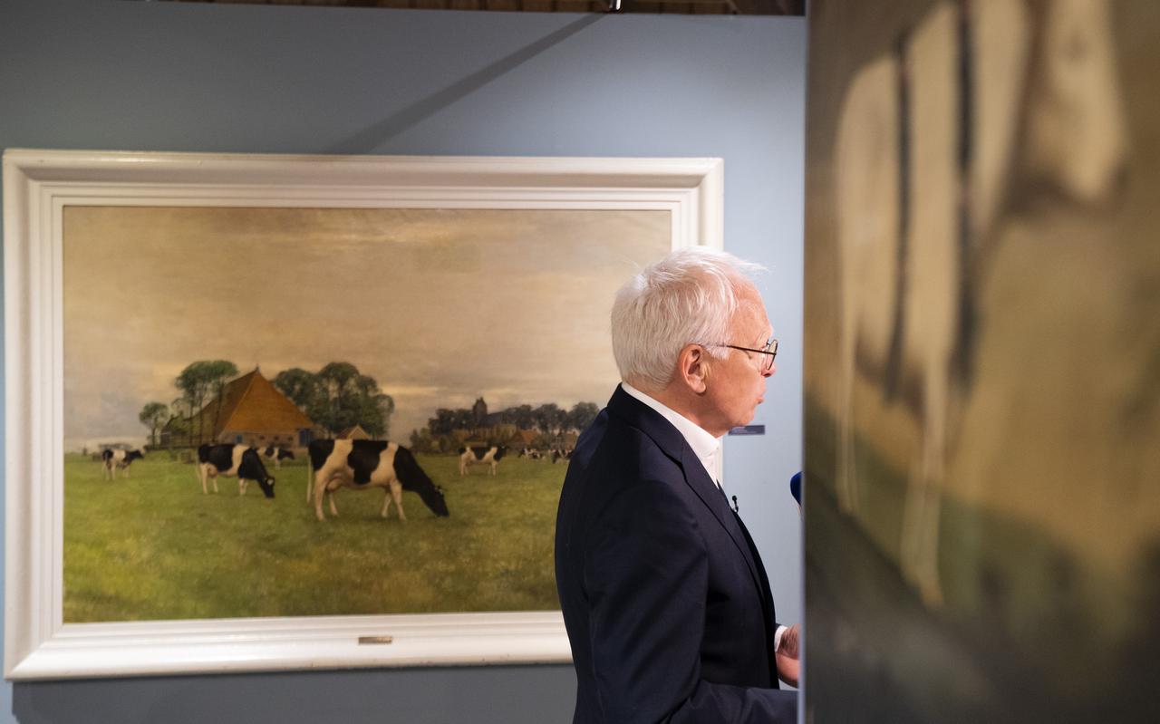 Landbouwminister Piet Adema bij de expositie De schilders van het Friese land in het Fries Landbouwmuseum.