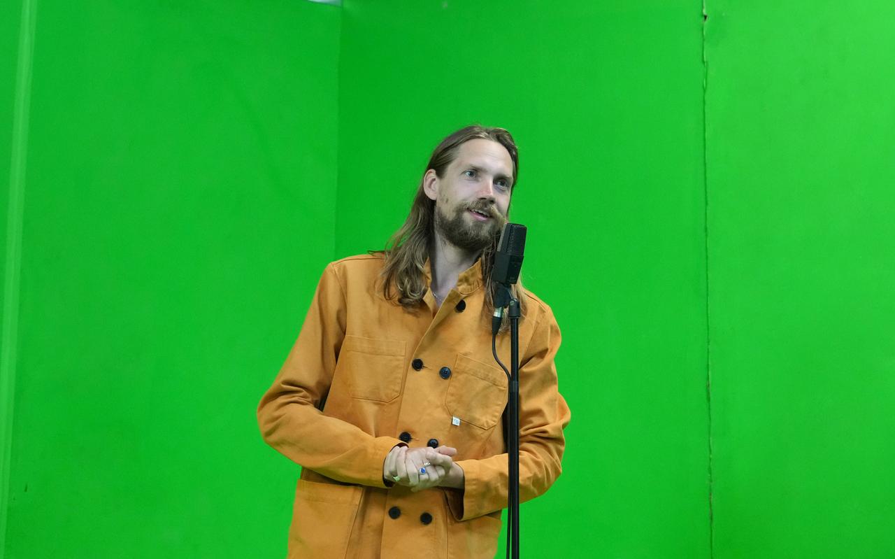 Nineties Productions-acteur Yannick Noomen voor een 'green screen'. Nineties Productions-acteur Yannick Noomen voor een 'green screen'.