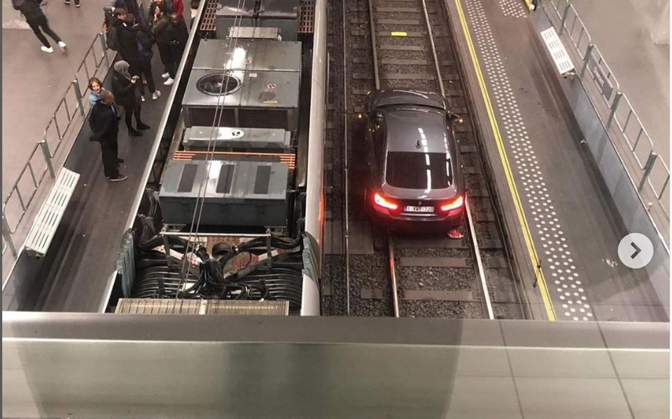 De bestuurster van een BMW is per ongeluk op het spoor in een tramtunnel in Brussel beland. Foto: Weird things in Brussels / Instagram