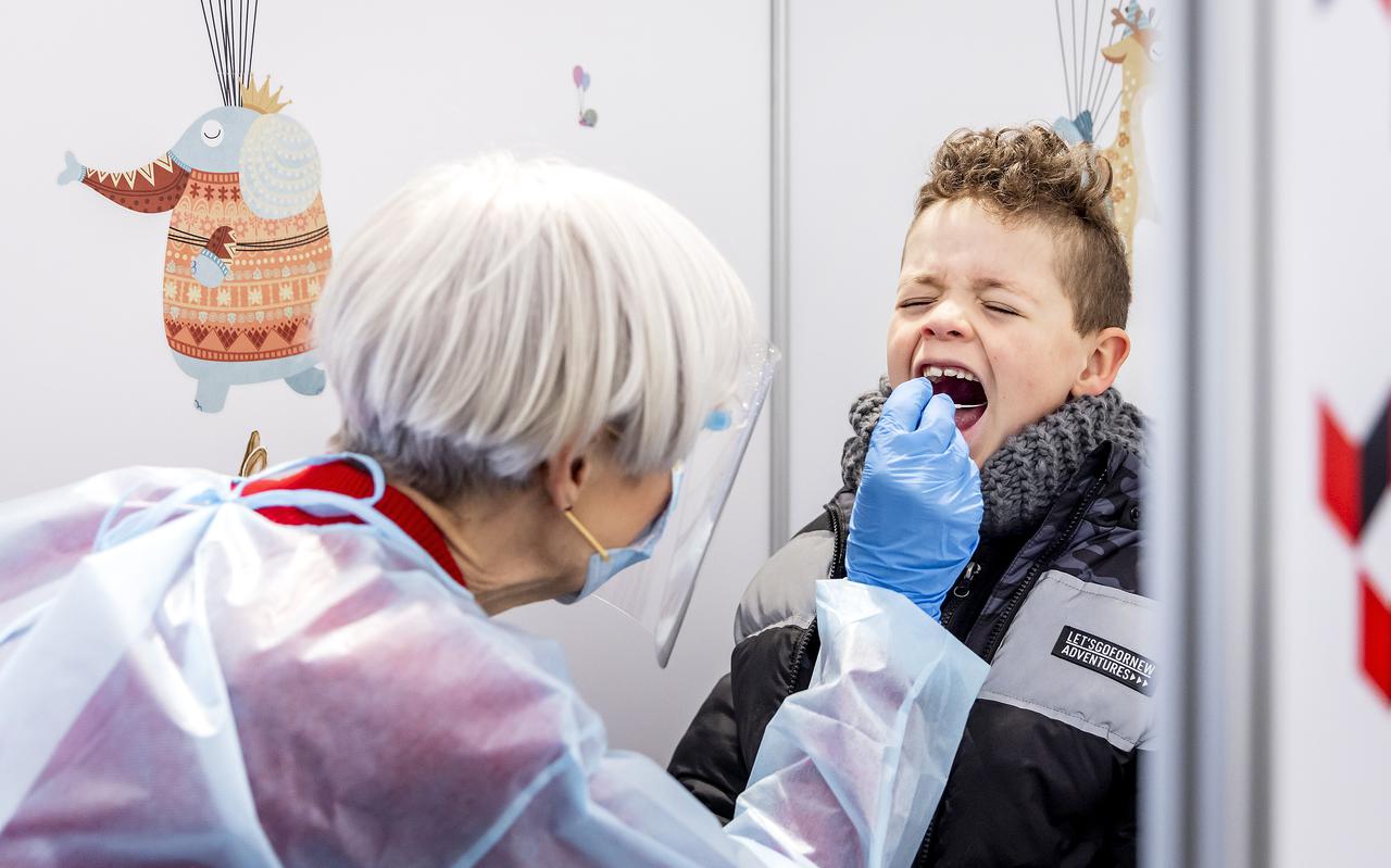 Een kind krijgt een kindvriendelijke coronatest bij de GGD. 