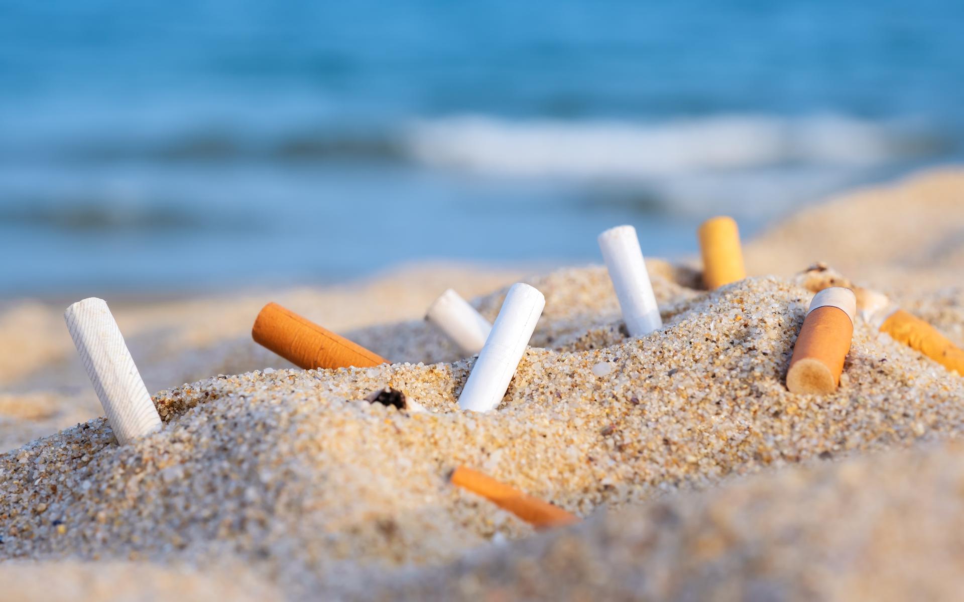 Sigarettenpeuken op het strand.