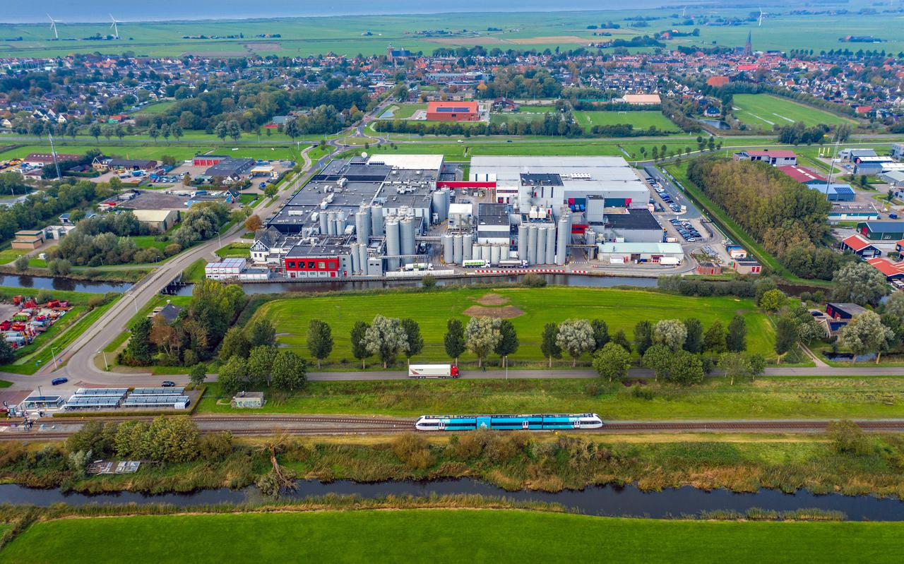 De kaasfabriek van FrieslandCampina in Workum. 