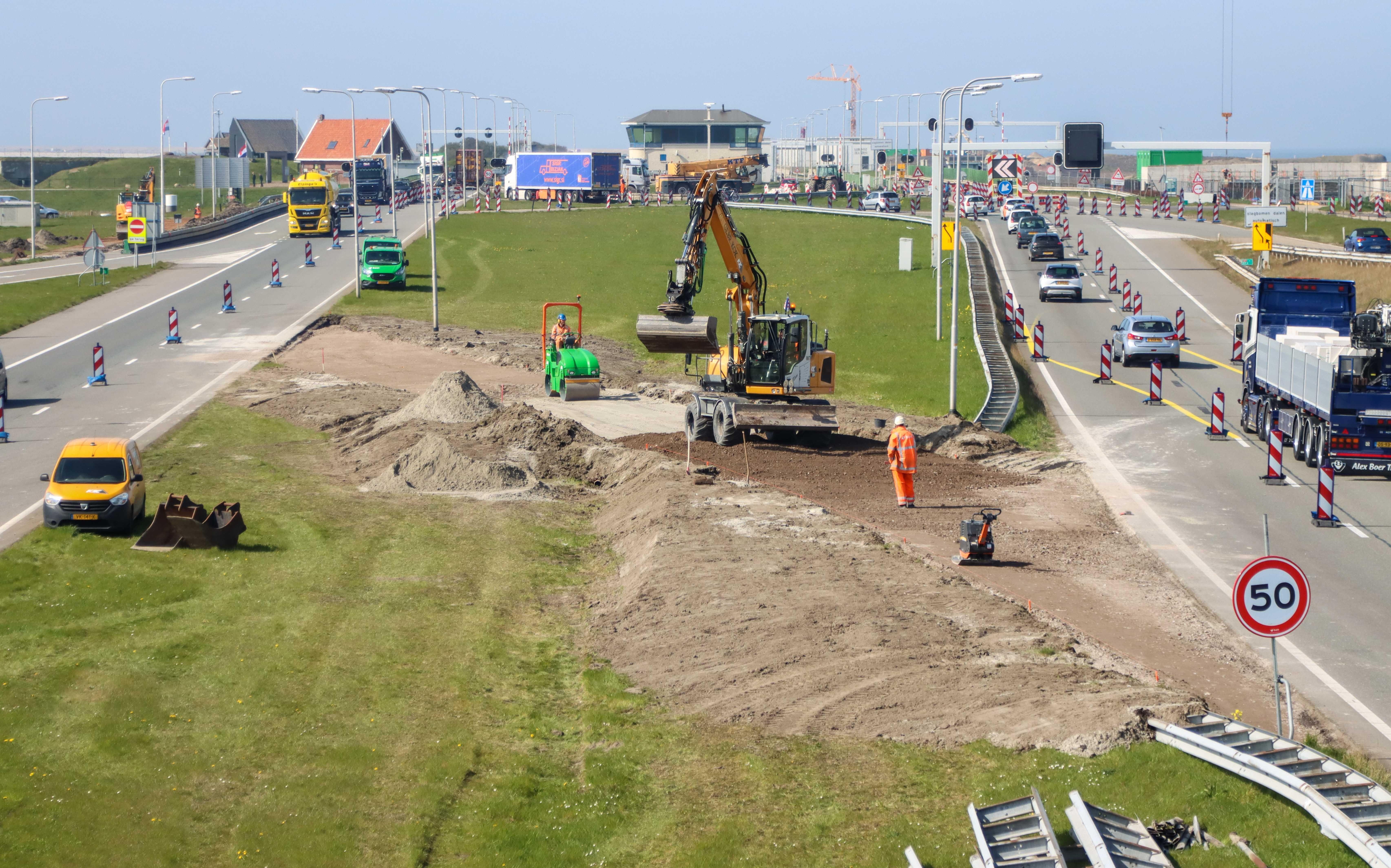 Werk aan sluizen Kornwerderzand opnieuw aanbesteed, Rijkswaterstaat betaalt bouwers 238 miljoen euro