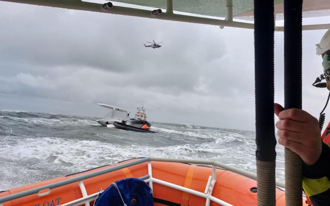 De redders troffen de Eole dinsdagmiddag op de Noordzee omgeslagen aan. Foto: KNRM Terschelling Paal 8 De redders troffen de Eole dinsdagmiddag op de Noordzee omgeslagen aan. Foto: KNRM Terschelling Paal 8