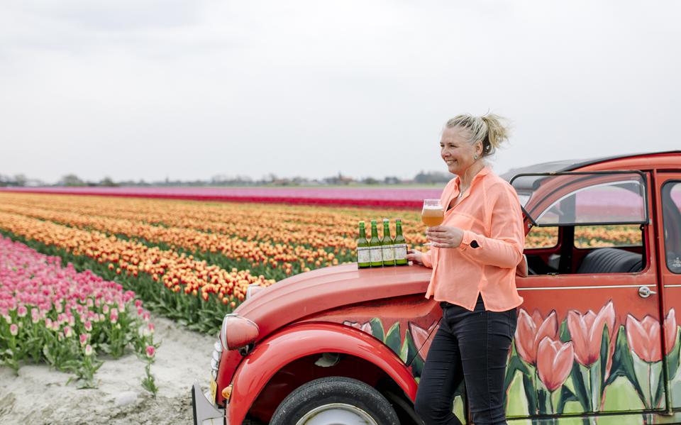 In Harlingen liep Annelies Hornstra stadsgenoot Durk tegen het lijf. Hij rijdt in een lelijke eend beschilderd met tulpen. Met dit vrolijke wagentje gaan ze regelmatig samen de boer op.