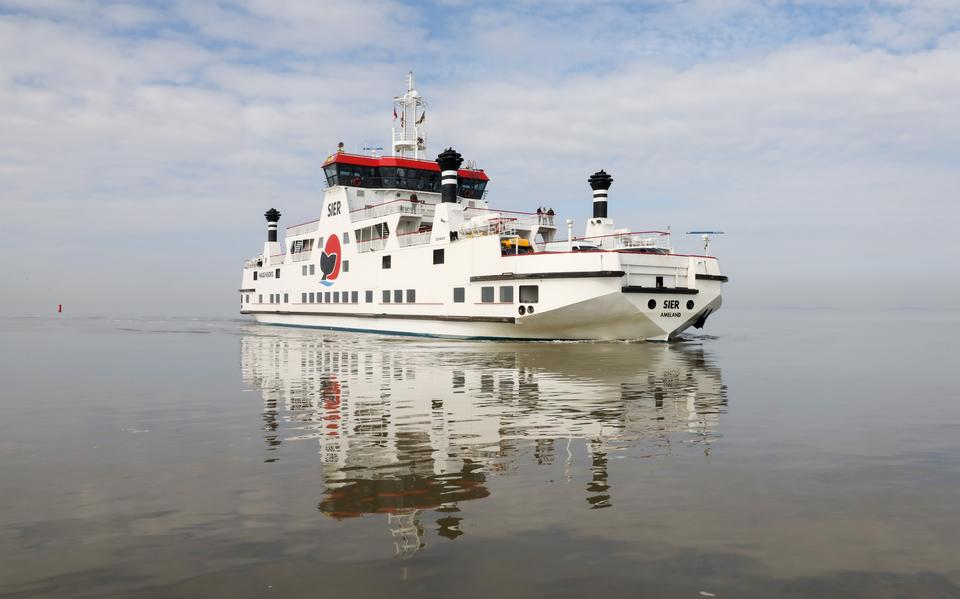 Veerboot Sier komt vanaf Ameland aan in Holwert.