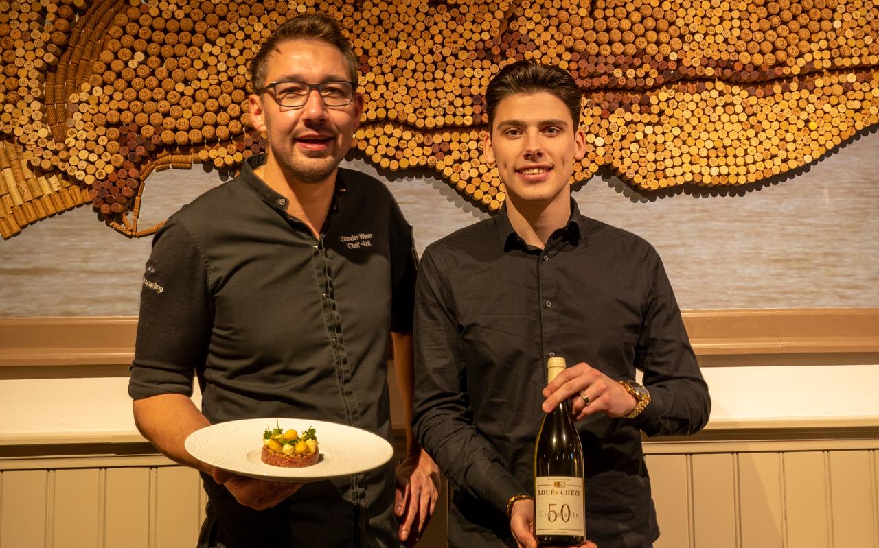 Chef-kok Sander Wever (links) en restaurantmanager Joey van Leeuwen showen een mooi gerecht (steak tartaar van eilander rund) met bijpassende wijn. Chef-kok Sander Wever (links) en restaurantmanager Joey van Leeuwen showen een mooi gerecht (steak tartaar van eilander rund) met bijpassende wijn.