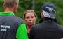 Tjitske Hospes, moeder van Jouke, ten tijde van het boerenprotest bij het politiebureau in Leeuwarden. De agrariërs kwamen daar bijeen omdat Jouke er vastzat.