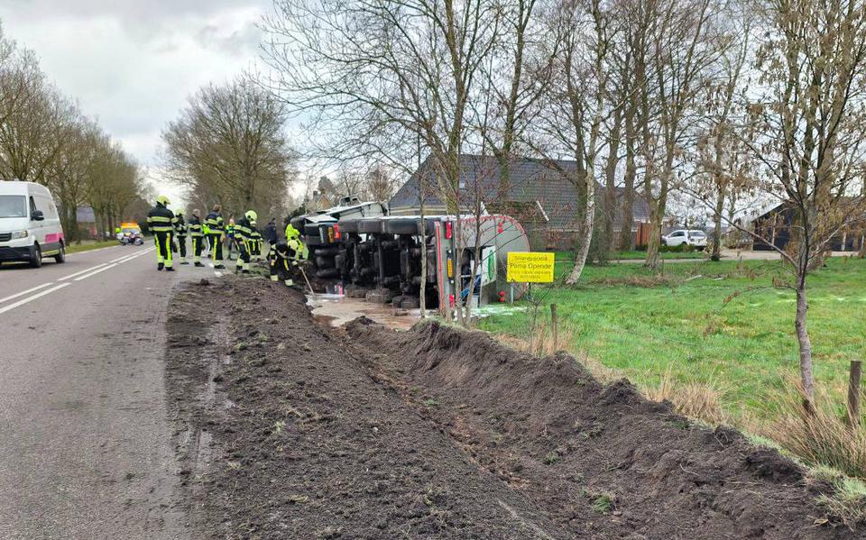 Melkwagen raakt van de weg en kantelt op grens Groningen en Friesland. Ongeluk veroorzaakt gaslek.