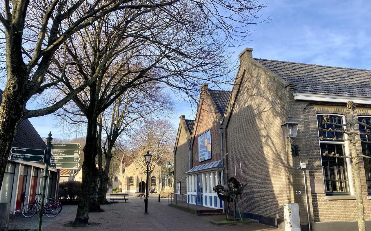 Bezoekerscentrum De Noordwester (rechts), op de hoek van de Dorpsstraat. Bezoekerscentrum De Noordwester (rechts), op de hoek van de Dorpsstraat.