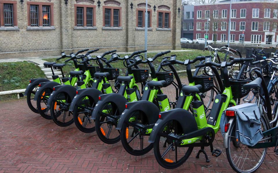 De elektrische fietsen van GO Sharing bij de Blokhuispoort in Leeuwarden.