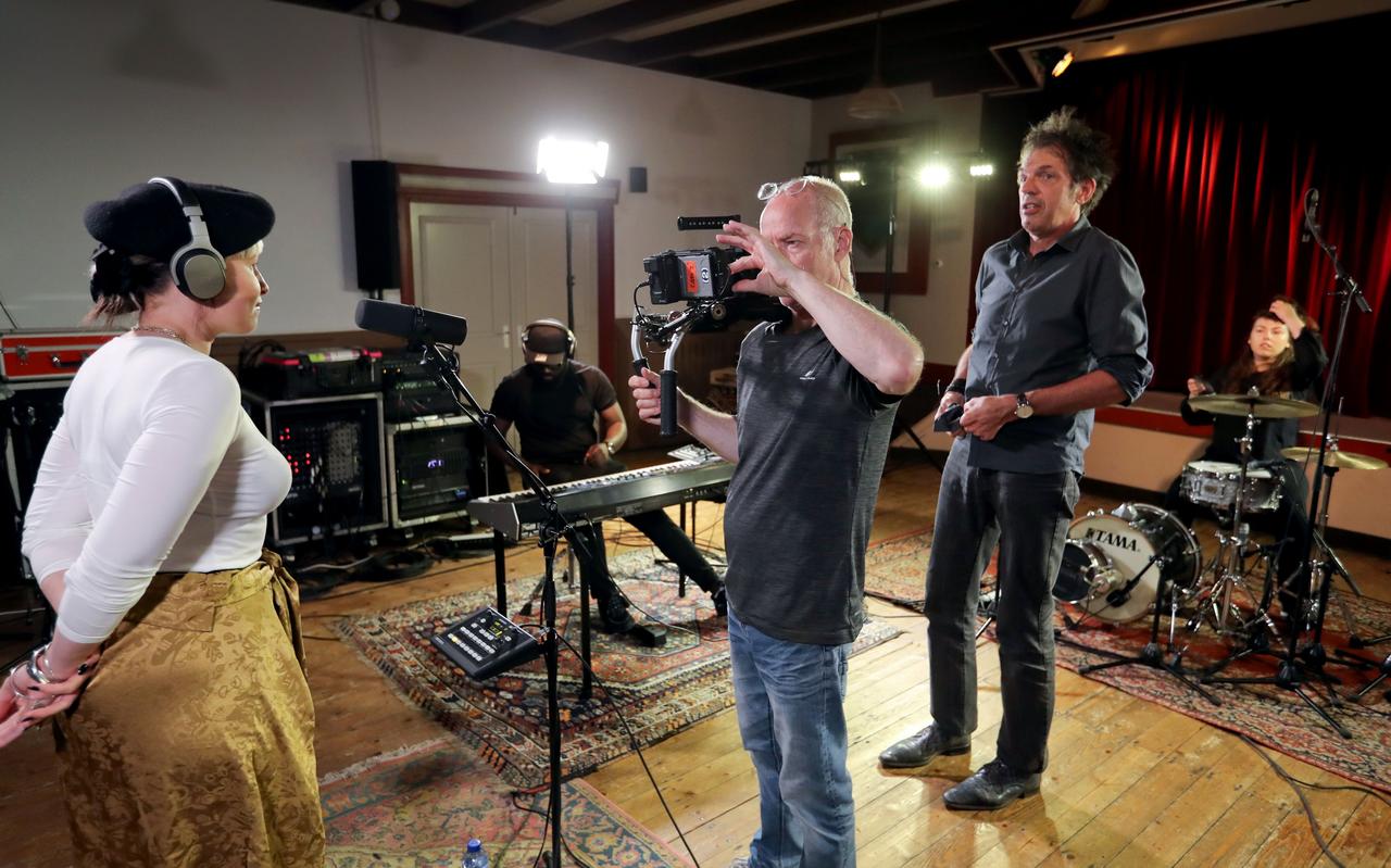 Zangeres Anne-Fay (links) in de zaal van 't Keerpunt in Spijkerboor, bezig met het erfgoed van Harry Muskee. Rechts Jan Douwe Kroeske. Zangeres Anne-Fay (links) in de zaal van 't Keerpunt in Spijkerboor, bezig met het erfgoed van Harry Muskee. Rechts Jan Douwe Kroeske.