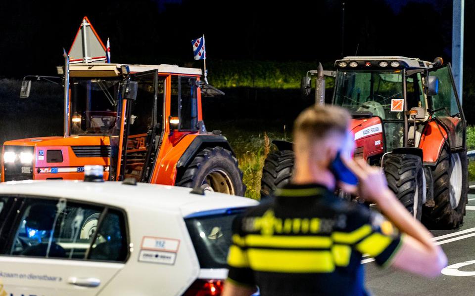 Politie schiet gericht op demonstranten bij boerenprotest in Heerenveen. Drie mensen zijn opgepakt