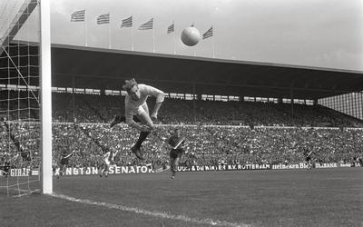 Jan van Beveren zweeft in 1968 als doelman van Sparta in een wedstrijd tegen Ajax.