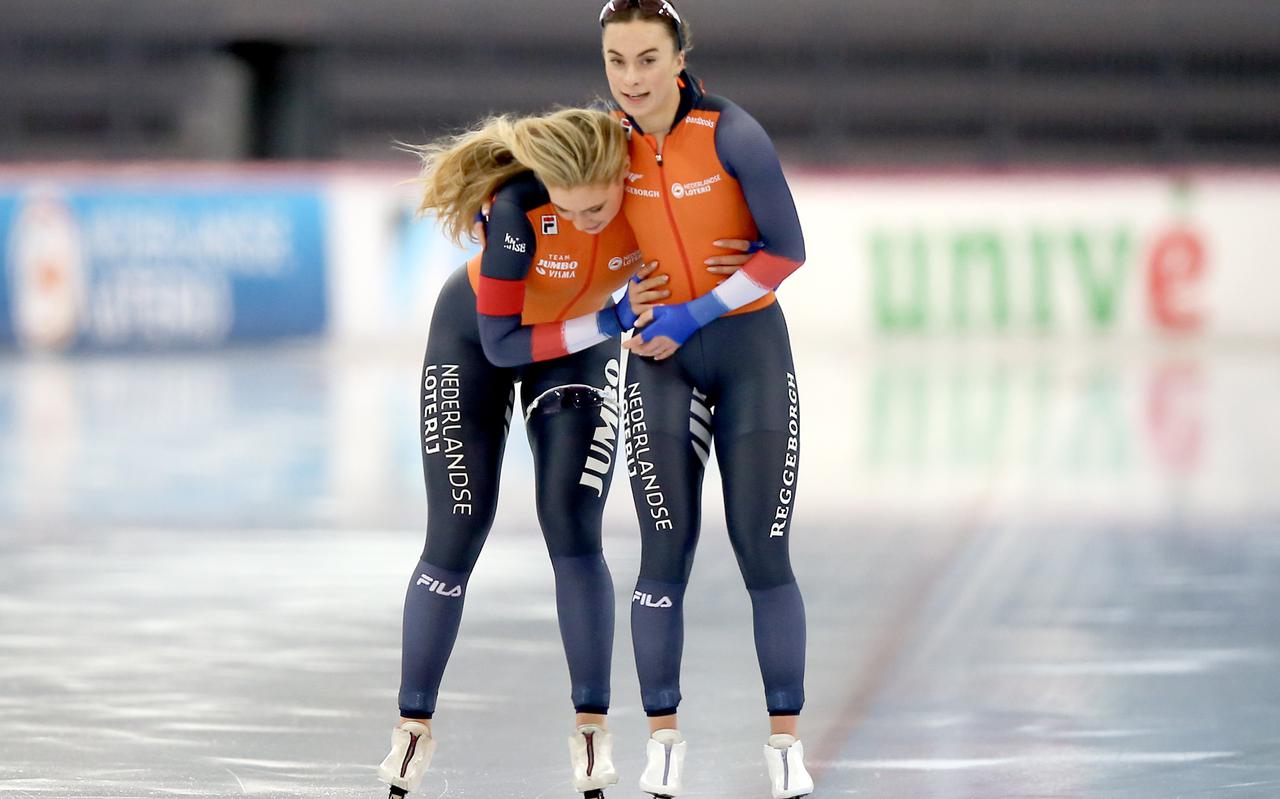 Femke Kok (rechts) feliciteert Jutta Leerdam met haar Europese sprinttitel.