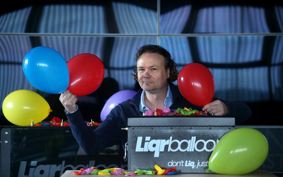Horecaondernemer Roland van der Wijk uit Leeuwarden die een nieuwe machine ontwikkelde voor de ballonnen. 