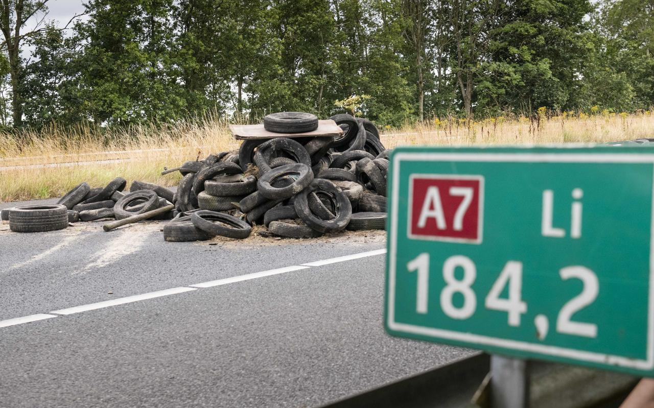 Afval op de A7 tussen Drachten en Groningen gedumpt door actievoerders uit protest tegen de stikstofregels. Afval op de A7 tussen Drachten en Groningen gedumpt door actievoerders uit protest tegen de stikstofregels.