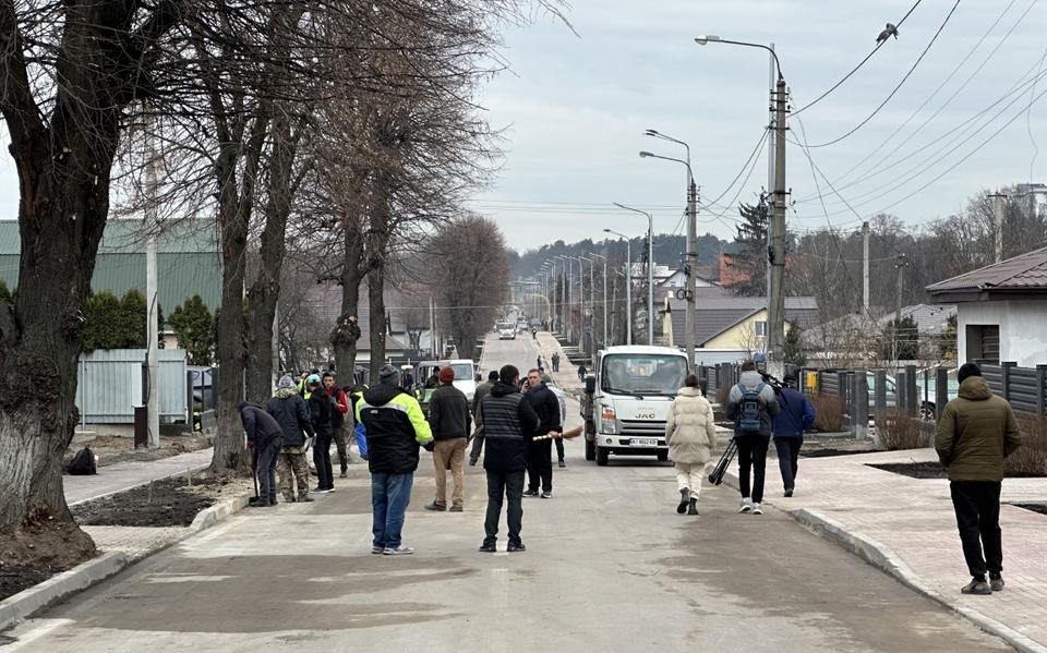 Vokzalna Street een jaar later: de uitgebrande tanks zijn verdwenen, de huizen hersteld