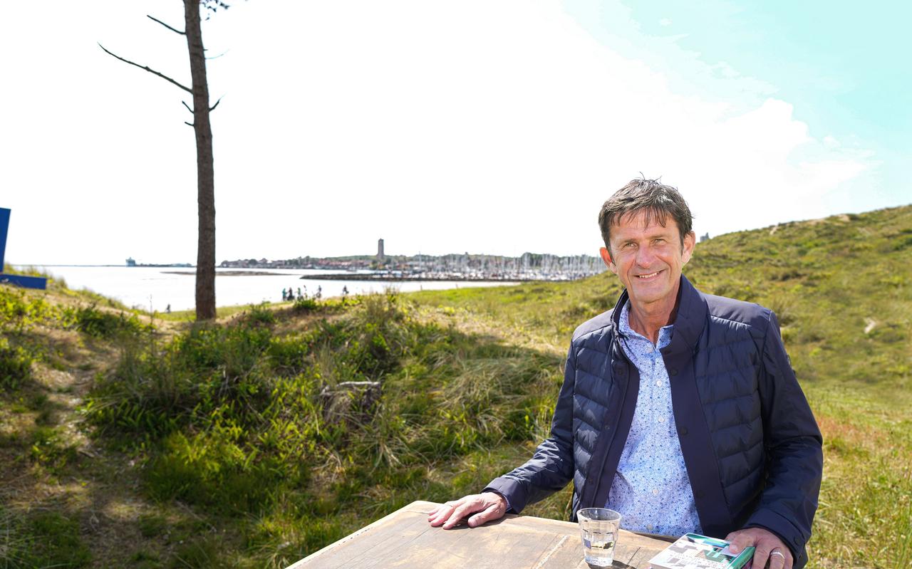 Cornald Maas bij de opnames van Opium TV op Oerol. ,,De songfestivalbubbel klapt altijd als een fantastische zeepbel uit elkaar." Cornald Maas bij de opnames van Opium TV op Oerol. ,,De songfestivalbubbel klapt altijd als een fantastische zeepbel uit elkaar."